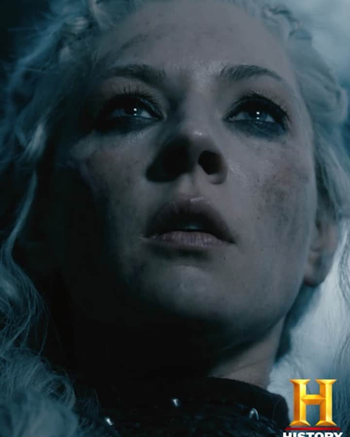 キャサリン・ウィニックのインスタグラム：「Tonight’s the night. #Vikings season premiere」