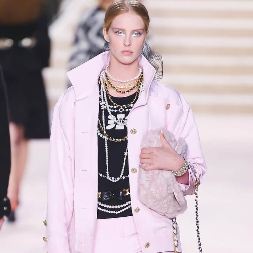 アビー・チャンピオンのインスタグラム：「@chanelofficial métiers d’Art collection in paris 💕 thank you for having me as a part of this show @virginieviard @aurelieduclos」
