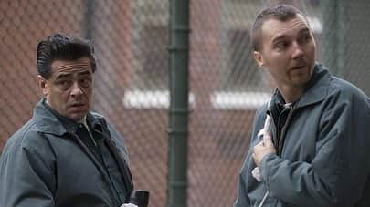アダム・シャピロのインスタグラム：「I’m a little late to the game on this one but holy crap #escapeatdannemora is amazing. Well done @benstiller @patriciaarquette @showtime and team. Wowzers.」