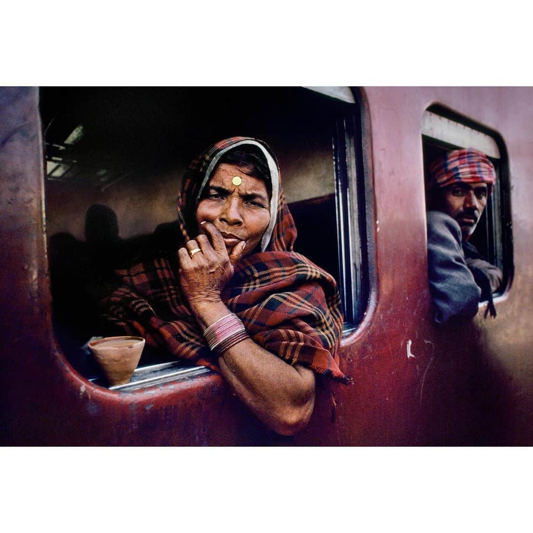 スティーブ・マカリーさんのインスタグラム写真 - (スティーブ・マカリーInstagram)「1st image: Commuters, #Mumbai, #India, 1993. 2nd image: Woman having a cup of tea en route to Calcutta, #Varanasi, 1983. 3rd image: Howrah Station, #Calcutta, 1983. 4th image: Man bathes in water falling from train. #Allahabad, 1984.  #SteveMcCurry #SteveMcCurryIndia」12月5日 6時59分 - stevemccurryofficial