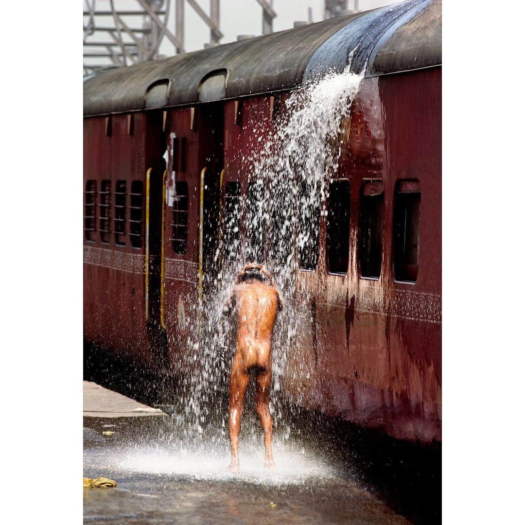 スティーブ・マカリーさんのインスタグラム写真 - (スティーブ・マカリーInstagram)「1st image: Commuters, #Mumbai, #India, 1993. 2nd image: Woman having a cup of tea en route to Calcutta, #Varanasi, 1983. 3rd image: Howrah Station, #Calcutta, 1983. 4th image: Man bathes in water falling from train. #Allahabad, 1984.  #SteveMcCurry #SteveMcCurryIndia」12月5日 6時59分 - stevemccurryofficial