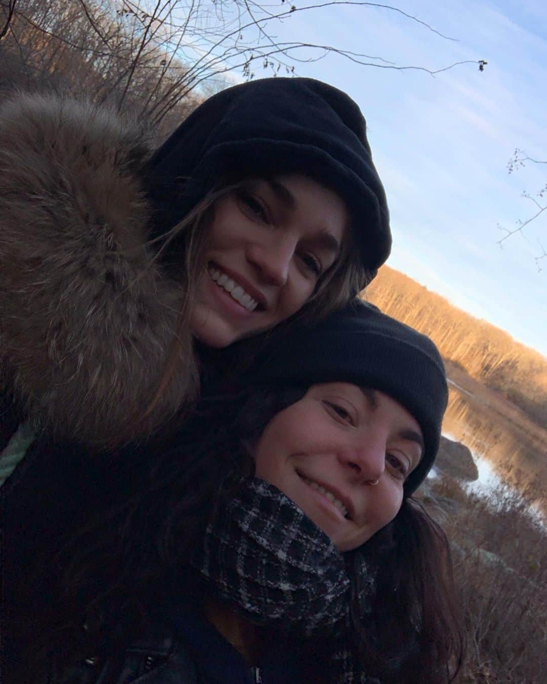 サマンサ・グラドヴィルさんのインスタグラム写真 - (サマンサ・グラドヴィルInstagram)「Beautiful day upstate with my beautiful ladies @gertopia #tallulahvonruffworth 🍁♥️🍂」12月5日 6時53分 - samgradoville