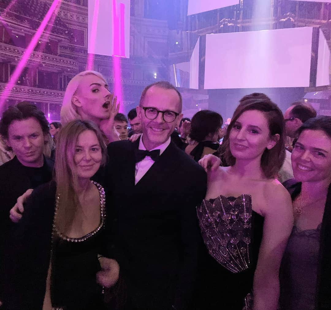 ローラ・カーマイケルのインスタグラム：「And congratulations #TeamKane on your win!! 💜💜💜💜💜 @christopherkane @kanechristopher82 @tammyckane @barrymagic #BritishFashionAwards」