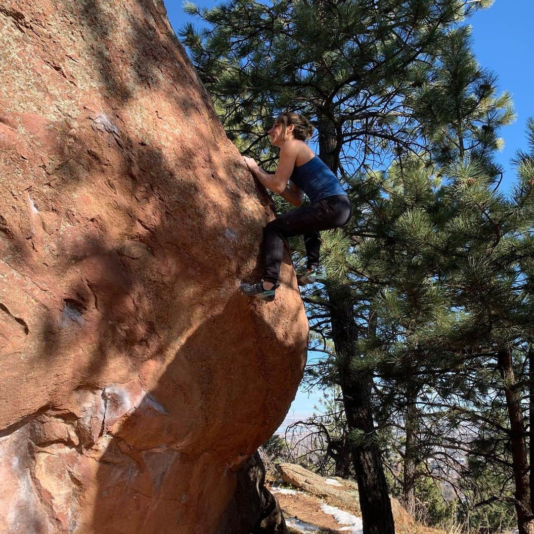 アレックス・パッチシオさんのインスタグラム写真 - (アレックス・パッチシオInstagram)「GUYS!!! This was my first day out bouldering Post OP!!! I’m about 4.5 months post op and excited to see that I haven’t lost much! 😃 Hard work and not giving up really does pay off!!! Since I still can’t fall yet, not for another 3 month, I decided to go to a relatively smaller boulder!  I managed to repeat “Trice -V12” in a few tries and then decided to give a link up a go and fell at the end. It was surprisingly hot out and didn’t help that the holds were in direct sun! 😅 We only hand about an hour or so to climb before we had to leave so psyched to go back and have some more fun outside! 😁🤪 Thanks @molly.mitchell for the pics and doing a short sesh out at the boulders with me today! 😜  @scarpana @frictionlabs」12月5日 7時00分 - alex_puccio89