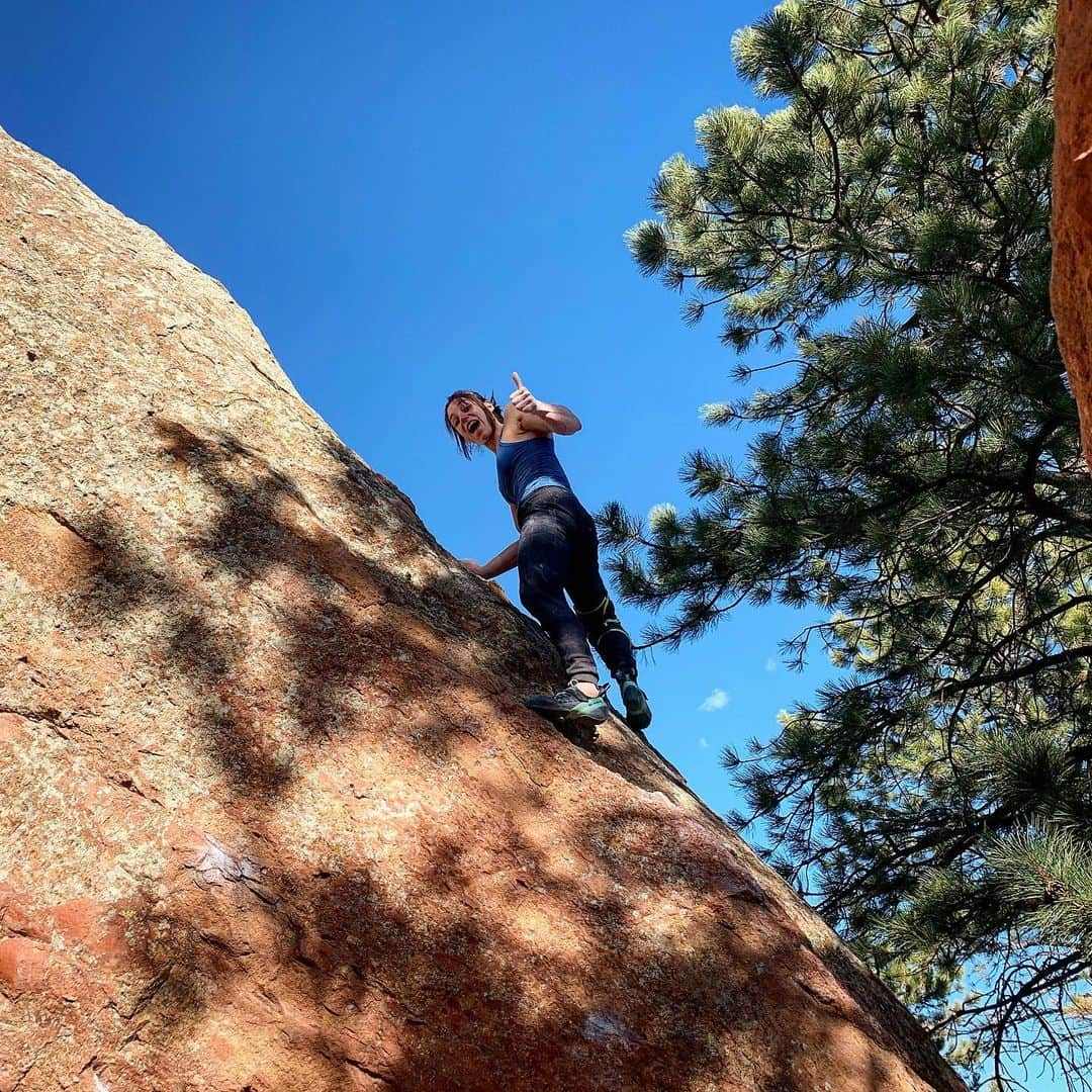 アレックス・パッチシオさんのインスタグラム写真 - (アレックス・パッチシオInstagram)「GUYS!!! This was my first day out bouldering Post OP!!! I’m about 4.5 months post op and excited to see that I haven’t lost much! 😃 Hard work and not giving up really does pay off!!! Since I still can’t fall yet, not for another 3 month, I decided to go to a relatively smaller boulder!  I managed to repeat “Trice -V12” in a few tries and then decided to give a link up a go and fell at the end. It was surprisingly hot out and didn’t help that the holds were in direct sun! 😅 We only hand about an hour or so to climb before we had to leave so psyched to go back and have some more fun outside! 😁🤪 Thanks @molly.mitchell for the pics and doing a short sesh out at the boulders with me today! 😜  @scarpana @frictionlabs」12月5日 7時00分 - alex_puccio89