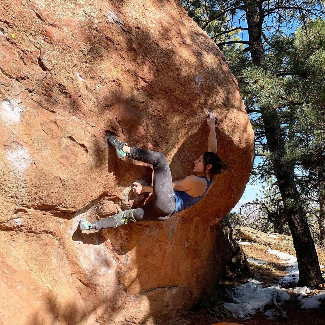 アレックス・パッチシオさんのインスタグラム写真 - (アレックス・パッチシオInstagram)「GUYS!!! This was my first day out bouldering Post OP!!! I’m about 4.5 months post op and excited to see that I haven’t lost much! 😃 Hard work and not giving up really does pay off!!! Since I still can’t fall yet, not for another 3 month, I decided to go to a relatively smaller boulder!  I managed to repeat “Trice -V12” in a few tries and then decided to give a link up a go and fell at the end. It was surprisingly hot out and didn’t help that the holds were in direct sun! 😅 We only hand about an hour or so to climb before we had to leave so psyched to go back and have some more fun outside! 😁🤪 Thanks @molly.mitchell for the pics and doing a short sesh out at the boulders with me today! 😜  @scarpana @frictionlabs」12月5日 7時00分 - alex_puccio89