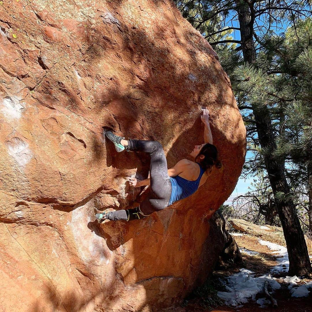 アレックス・パッチシオさんのインスタグラム写真 - (アレックス・パッチシオInstagram)「GUYS!!! This was my first day out bouldering Post OP!!! I’m about 4.5 months post op and excited to see that I haven’t lost much! 😃 Hard work and not giving up really does pay off!!! Since I still can’t fall yet, not for another 3 month, I decided to go to a relatively smaller boulder!  I managed to repeat “Trice -V12” in a few tries and then decided to give a link up a go and fell at the end. It was surprisingly hot out and didn’t help that the holds were in direct sun! 😅 We only hand about an hour or so to climb before we had to leave so psyched to go back and have some more fun outside! 😁🤪 Thanks @molly.mitchell for the pics and doing a short sesh out at the boulders with me today! 😜  @scarpana @frictionlabs」12月5日 7時00分 - alex_puccio89