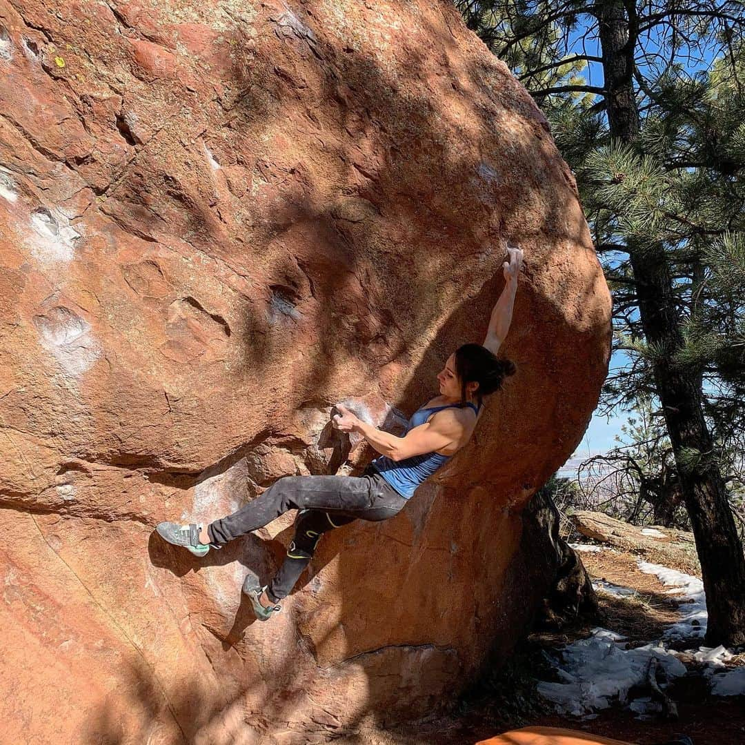 アレックス・パッチシオさんのインスタグラム写真 - (アレックス・パッチシオInstagram)「GUYS!!! This was my first day out bouldering Post OP!!! I’m about 4.5 months post op and excited to see that I haven’t lost much! 😃 Hard work and not giving up really does pay off!!! Since I still can’t fall yet, not for another 3 month, I decided to go to a relatively smaller boulder!  I managed to repeat “Trice -V12” in a few tries and then decided to give a link up a go and fell at the end. It was surprisingly hot out and didn’t help that the holds were in direct sun! 😅 We only hand about an hour or so to climb before we had to leave so psyched to go back and have some more fun outside! 😁🤪 Thanks @molly.mitchell for the pics and doing a short sesh out at the boulders with me today! 😜  @scarpana @frictionlabs」12月5日 7時00分 - alex_puccio89