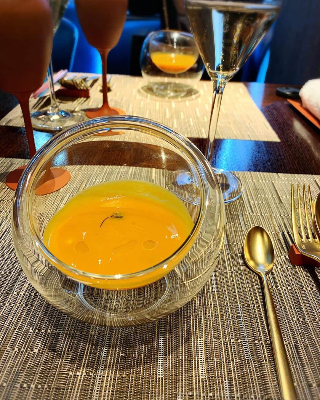 渋谷恭子さんのインスタグラム写真 - (渋谷恭子Instagram)「11月16日にオープンしたばかりのSPICE LAB TOKYO＆THE GREY ROOMの試食会にお招きいただきました😊 ・ ・ インドの伝統的なスパイスと日本の季節の食材を使い、両国の料理哲学を融合・適合させた『モダンインディアンキュイジーヌ』 ・ ・ 11Fのバー、THE GREY ROOMのテラス席。 銀座にいると思えないほど、明るく解放感があって素敵だったよ💕 こちらでアフターヌーンティーをいただくことができます。 ・ ・ 10Fのレストランでのお食事は、インチャンティング スパイスというコースを試食させていただきました😋 インド料理＝カレー🍛のイメージだったんだけど、こんなに洗練されてて、素敵なんだって感動✨✨✨ 色々なスパイスを使ってるから、どのお料理も新鮮に感じたよ！ ・ ・ @spice_lab_tokyo  @the_grey_room_tokyo  #スパイス #スパイスの魔法 #スパイスカクテル #テラス #銀座 #spicelabtokyo #thegreyroom #pr #インスタグラマー #アラフォー #アラフィフ」12月5日 7時01分 - kyoko.86