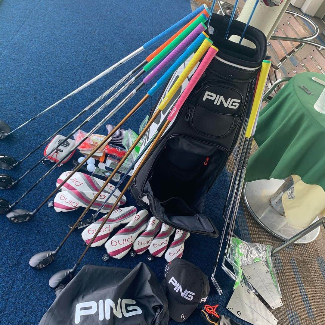 一ノ瀬優希のインスタグラム：「私の相棒‼️ 10年間一緒に頑張ってきたのがpingのクラブです😊  クラブ自体もそうですが、まずはpingのみなさんのサポートなしでは戦えなかった！ 素敵な出会いと今までのサポートに感謝です。。。 たくさん語りたいのに、思い出がありすぎて、すべてを語れないのが残念😫  これからもpingはたくさんの選手を支えて、たくさんのゴルフファンに夢を与えてくれるのだと思うと、私まで嬉しくなります。  これからも私も使い続けまーす😋  #ping #大好き」
