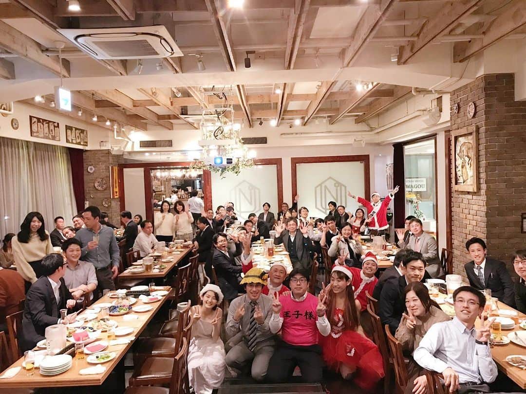 のインスタグラム：「昨日は大阪！ 企業様の忘年会&クリスマスパーティーでイリュージョンマジックショーをさせていただきました。 ご覧いただいた皆様、ありがとうございました。 写真は掲載許可いただいています。 皆さま、ワイワイと仲がよく、楽しくショーをさせていただきました。 ありがとうございました😊」