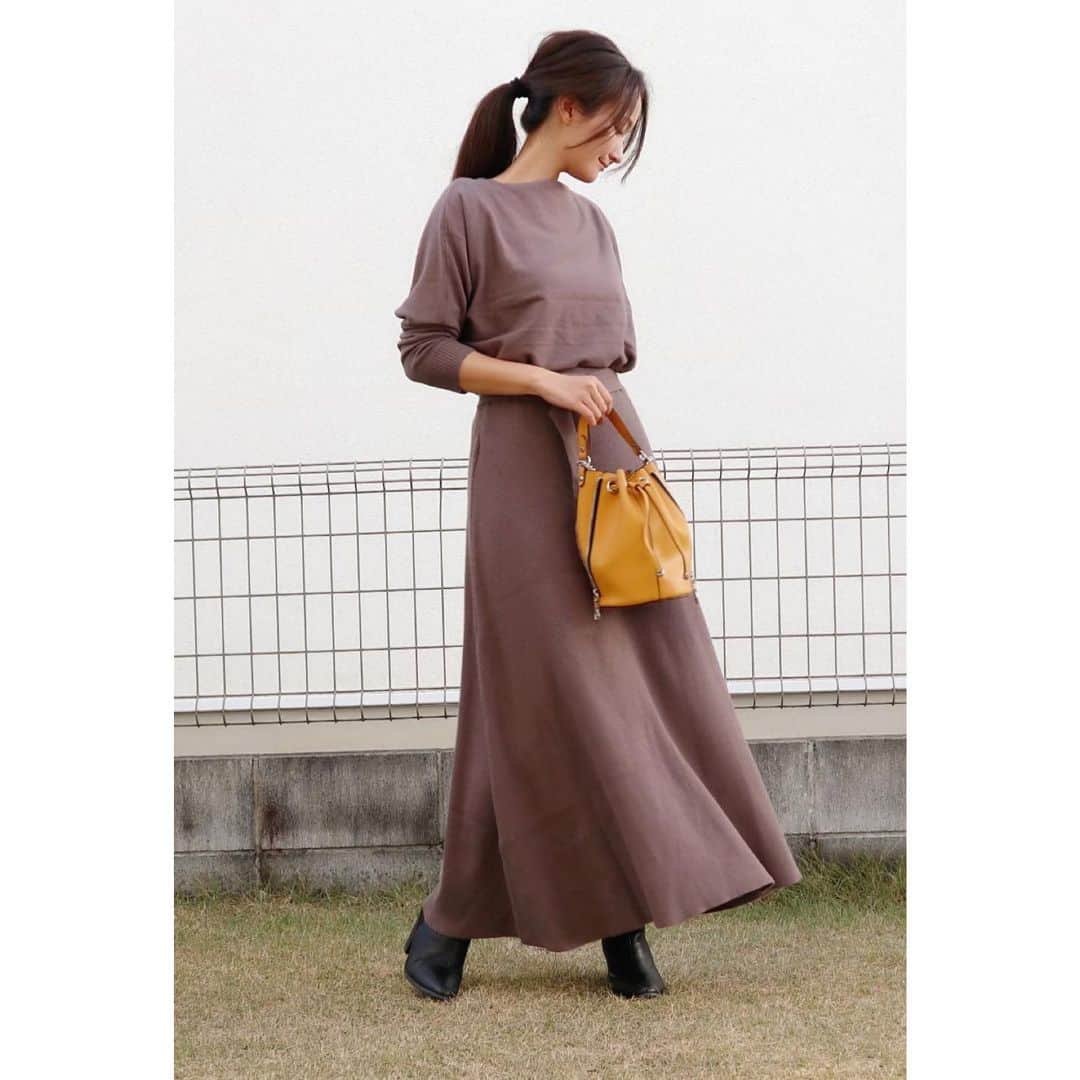 リナのインスタグラム：「Todays ootd👗 . サクッとお出かけの日は、 セットアップで簡単旬コーデ❣️ . setup: @kobe_lettuce  bag: @zara . topsは、テロンとした薄めの生地だから、 中にヒートテックを着込んでも着膨れしないし、 スカートはかな〜り伸びがいいから、 大股で歩いても楽ちん💨w . 色違いで、くすみブルーも欲しいなぁ〜😙 ............................................................ #ootd #ootdfashion #wardrobe #setup  #セットアップ：#神戸レタス @kobe_lettuce (E2258) #くすみブラウン #楽チンコーデ #コーディネート #ママコーデ #マキシスカート #kobelettuce」