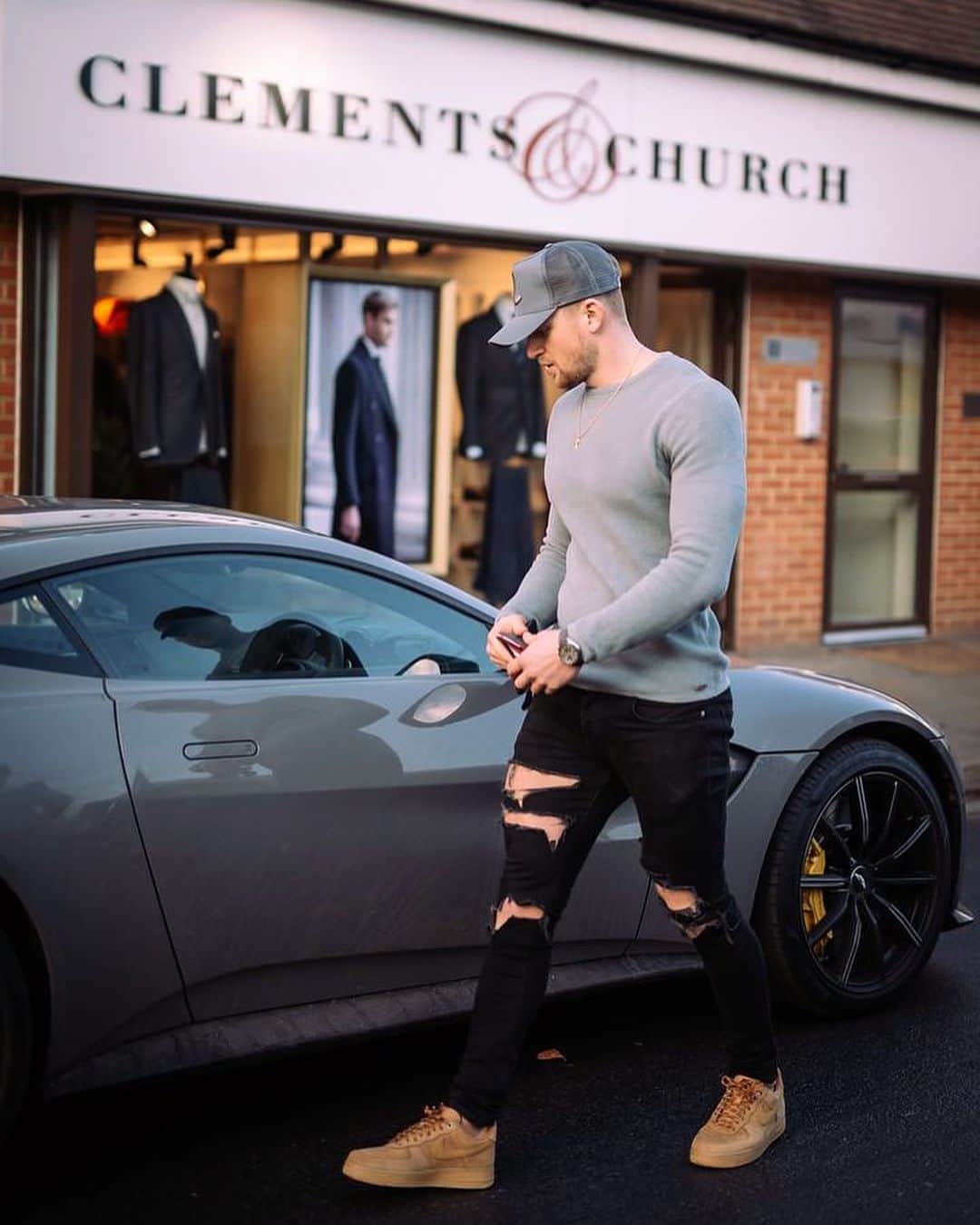 アダム・ピーティのインスタグラム：「Always a pleasure getting measured up by the best @ianropes even though I’m looking like his bodyguard in the last pic 😂🙏🏼 “Surround yourself with positive people as energies are contagious” 🖤」