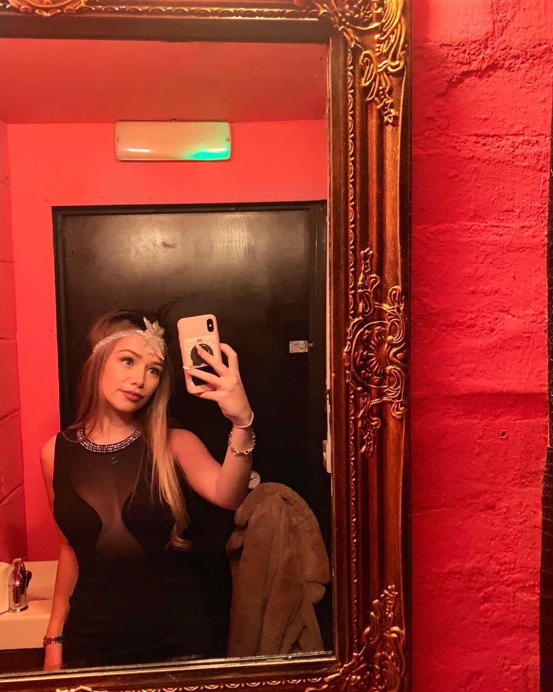 コニー・タルボットのインスタグラム：「Another mirror selfie to add to your feed ❤️」