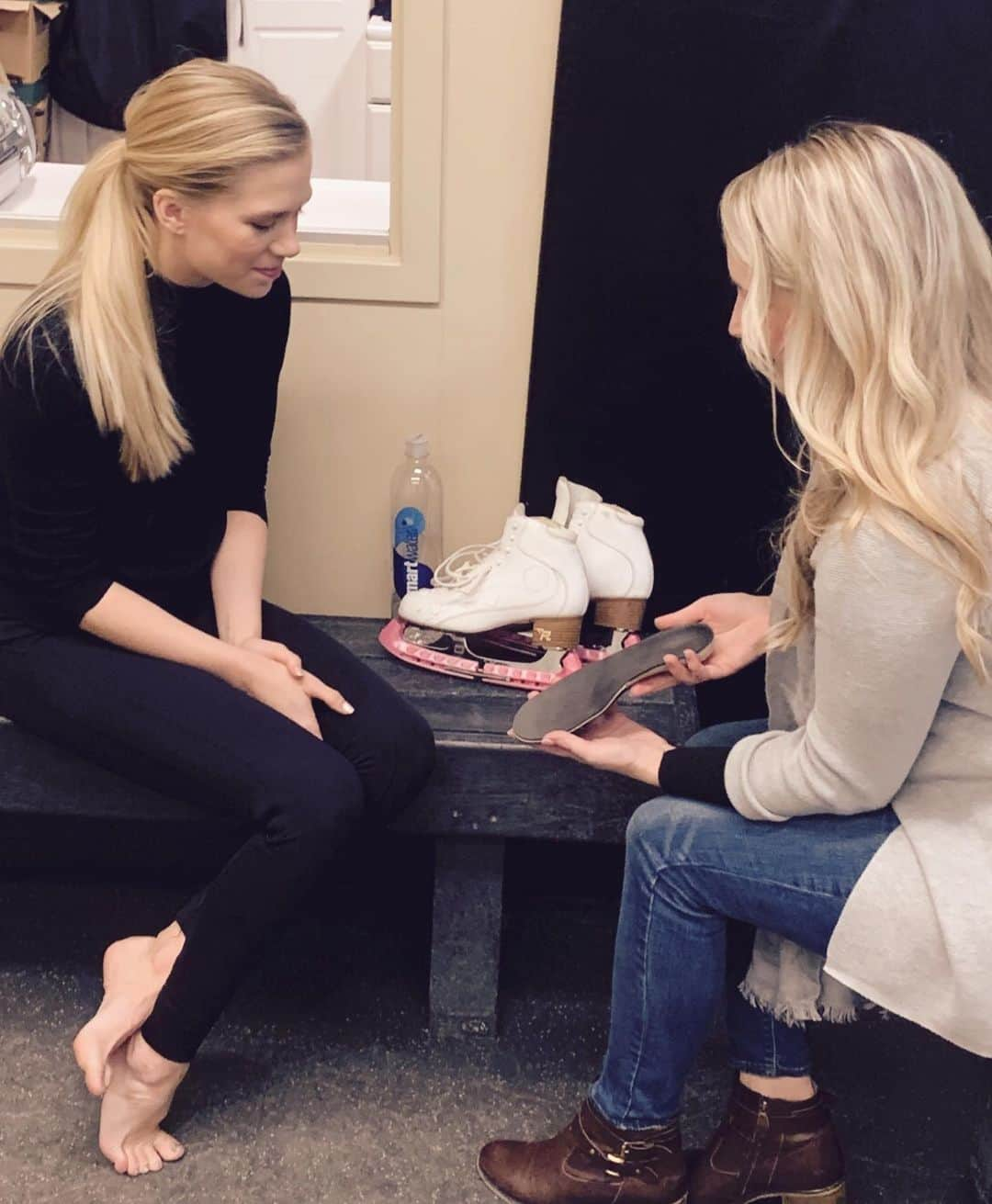 ケイトリン・ウィーバーさんのインスタグラム写真 - (ケイトリン・ウィーバーInstagram)「👣 I just had my second appointment with Erin Kesler, my pedorthist pal who is teaching me how I can avoid aches and pains by taking better care of my feet! This time she had a present for me— custom-made orthotics! She reviewed the ways that my feet have compensated and how, with the right support and foot care pro, we can ease the stress that they go through daily. I’m sooo happy I now KNOW that I’m in the right shoes and getting the support I need to really go the distance 😂 and she also gave me some tips on what kind of shoes to choose (and avoid!) I’ve only been in my orthotics for a couple days, but I love them and I definitely feel a difference already. Thank you Erin for coming to visit me at the rink during busy training days, and taking such good care of my twinkle toes! We are very thankful! ❤️👣 #ad #pedorthics #pedorthictreatment @pedorthic_canada」12月5日 7時37分 - ka2sh