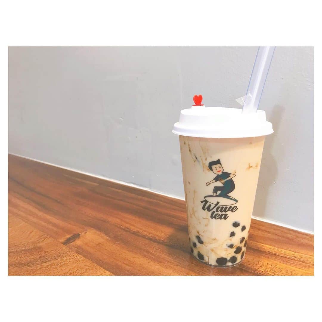 荒川れん子のインスタグラム：「Surfer on the boba tea🏄‍♂️ オアフにい〜っぱいあるボバティー屋さん。わりとご近所のこちらはサーファーのキャラが可愛くて、タピオカの柔らかさが好きなタイプ💕 謎の動物ケーキは残念ながら今日はなかったです。 不定期らしい😅 . . #hawaii #oahu #bobatea #tapioca #milktea #bobbletea #break #luckywelivehawaii #afterwork #hawaiistagram #instahawaii #drink #dessert #trip #foodie #❤️#lifeisajourney #hawaiilife #lifeisbeautiful #taiwan #ハワイ #ハワイ暮らし #ハワイ旅行 #旅 #日々の暮らし #ドリンク #タピオカミルクティー #ひと休み #タピオカ好き #ご近所」
