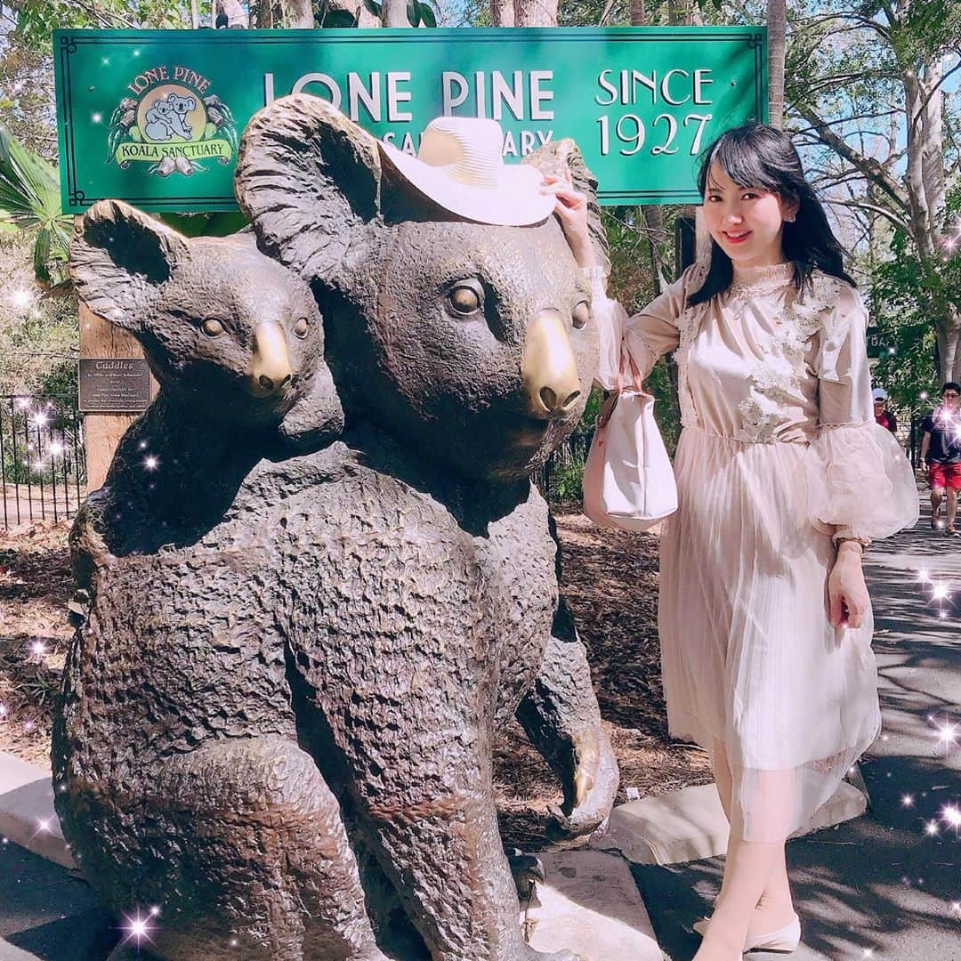 三浦泉さんのインスタグラム写真 - (三浦泉Instagram)「* 世界最古 動物園  コアラコーデ 🐨♥️👗👠 * ワンピース ⇨ ♡ @annette_diary  bag ⇨ ♡ @longchamp  帽子 ⇨ ♡ @hm *  日差しが強くて 🌞ブリスベンの @hm  で急遽購入👒♥️ * * * 🐨コアラ 人生初 抱っこしました❣️💗 ずんぐりむっくりしていて カワユイ🐨♥️🐨♥️ *  寝てる時間が長いそうです🐨💤 ユーカリの葉が主食✨🍽 * ワンピ⇨ @annette_diary * * #オーストラリア旅行 #オーストラリア #australia  #brisbane  #koala #lonepinekoalasanctuary #koalasanctuary #コアラ #コーデ #コーディネート #code #cordinate  #izumiコーデ 🎀 #izumileコーデ #イズミールコーデ #アネット #ロンシャン #handm  #annette  #longchamp @lonepinekoala」12月5日 7時42分 - princessizu1201