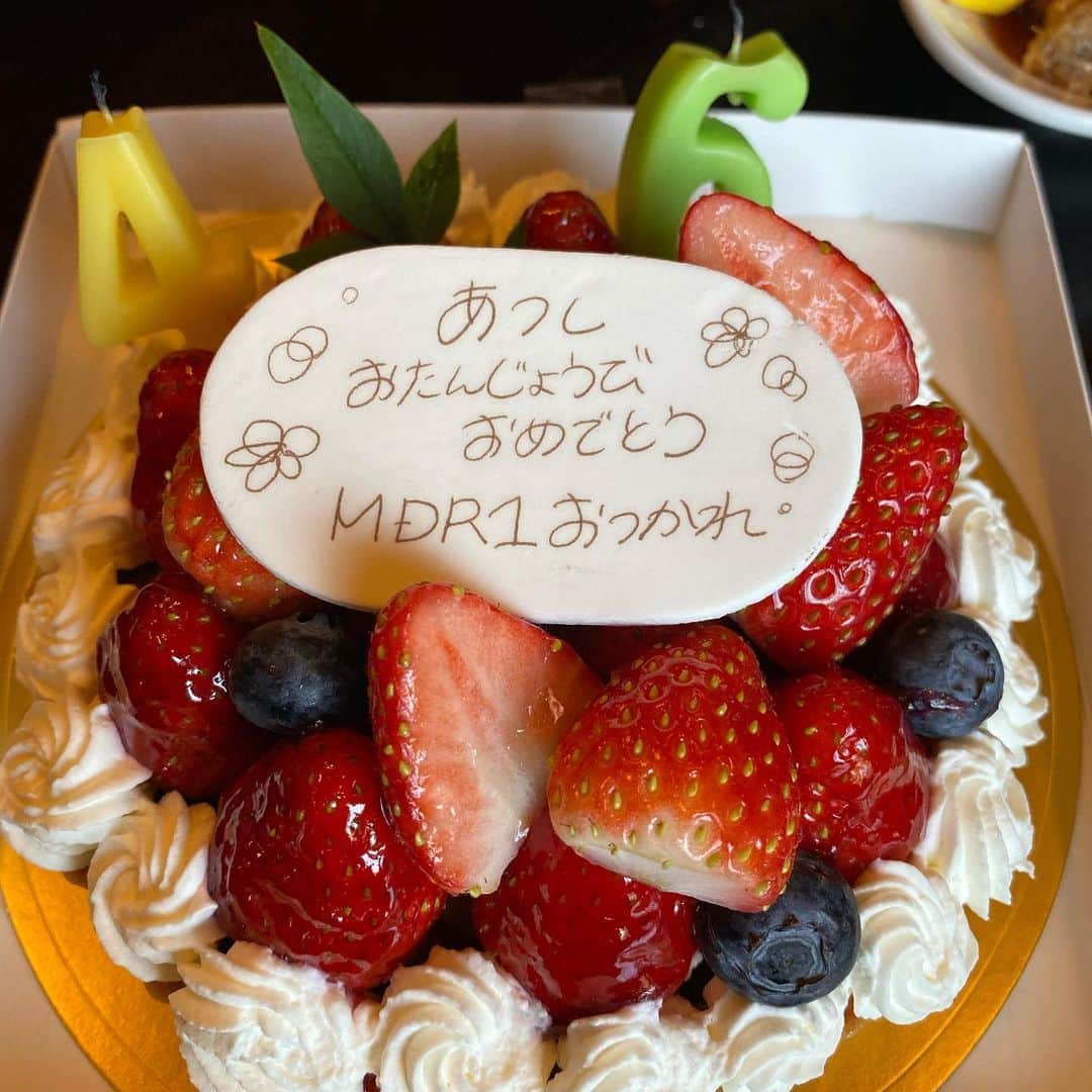 田村淳のインスタグラム：「大学院の同級生にお誕生日お祝いしてもらいました！同級生は20代ばかりだけど、その中で46歳を迎えました^_^みんなありがとう😊授業もなんとか今年のものは終える事ができました！家族とスタッフの支えがあってのことです！ありがとう。さて年末の仕事が終えれば冬休みだ！今年ラストスパート頑張ろう！  #師走」
