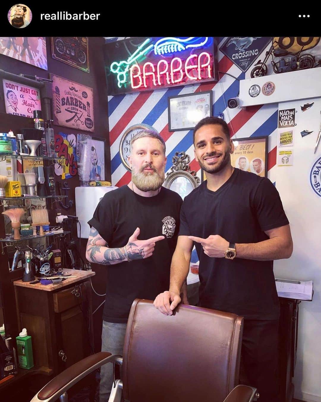 ドグラス・サントスのインスタグラム：「Que alegria revê-lo meu amigo 👊🏼 #barberia #perdizes @reallibarber」