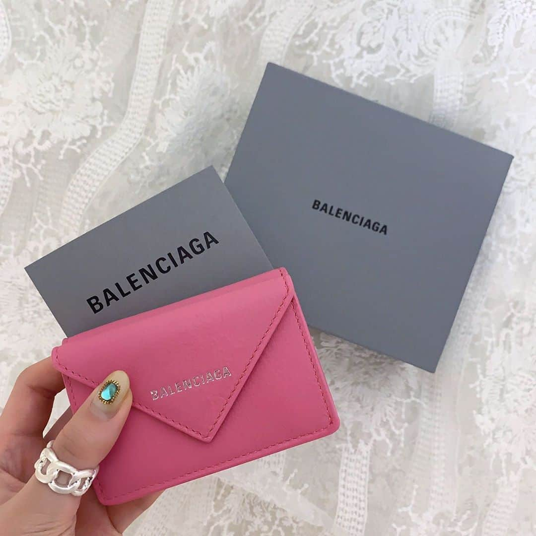 MERYさんのインスタグラム写真 - (MERYInstagram)「. 『BALENCIAGA（バレンシアガ）@balenciaga 』のミニ財布、「ペーパー ミニ ウォレット」がお洒落で可愛い！片手に収まるサイズ感なので、小さめバッグを愛用してる人にとてもおすすめです。こちらのビビットなピンク「Rose Bubble（ローズバブル）」を選べば、スタイリッシュさとキュートさをどちらも手に入れられそう♡カラーバリエーションは全部で10色あり、値段は45100円です。 クリスマスのプレゼントにもおすすめです！ . MERYでは他にも「かわいい」に近づくさまざまな情報を発信しています。 @mery.beauty コスメ・美容に特化した情報をお届け♡ @mery_spot 話題のカフェやお出かけスポットをご紹介！ こちらもぜひチェックしてみてください！ . . photo by @ryobunny . #MERY #regram #instagram #instafashion #fashion #balenciaga #wallet  #데일리룩 #옷스타그램 #오오티디 #코디 #패션 #패션피플 #バレンシアガ #ミニ財布 #ブランド財布 #財布 #バレンシアガ財布 #ペーパーミニウォレット #ミニウォレット #ピンク財布 #ピンク #ハイブランド #プレゼント #ピンク #ピンク好き #お洒落 #お洒落さんと繋がりたい #MERY女子 #メリー」12月5日 8時00分 - mery.jp