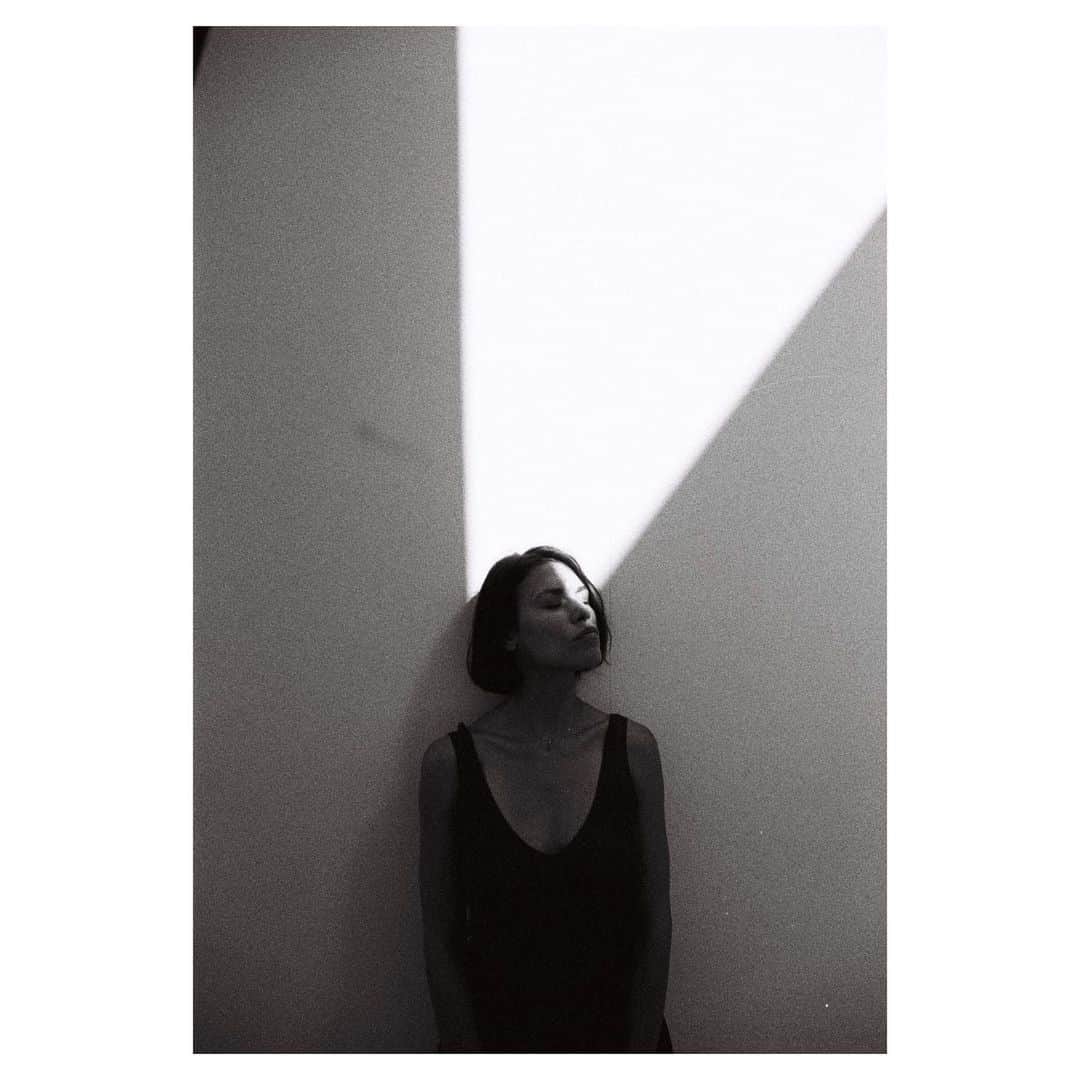 アナ・ウラルのインスタグラム：「Breaking and entering sacred geometries - unarmed/unharmed #leica #leicam6 #shootonfilm #ilforddelta3200 #composition #filmphotography #blackandwhitephotography #raum #2626」