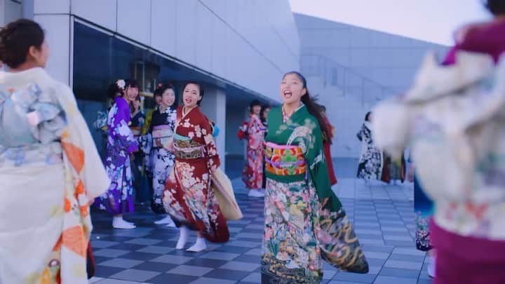 Jewel【公式】のインスタグラム：「・﻿ ‪Jewelが20人の女子たちと振袖でバキバキに踊る！「I'm with You」“#振袖ダンス”MVを公開しました！#振袖 でスケボーやダブルダッチなどを披露するエクストリーム女子たちも！完全版はYouTubeにて！‬﻿ ﻿ ‪Japanese girls dance in Kimono｜FURISODE‬﻿ ﻿ ‪#FURISODEDANCE‬﻿ ‪#KIMONO‬﻿ ‪#Jewel‬」
