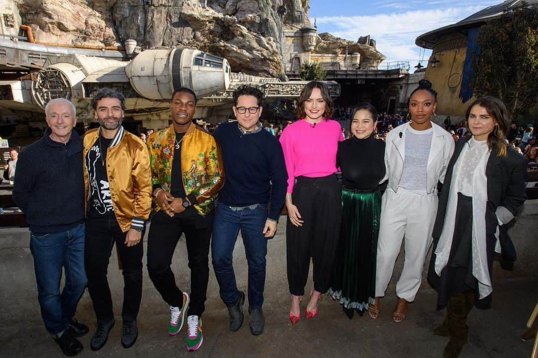 Disneyさんのインスタグラム写真 - (DisneyInstagram)「Most impressive! The cast & crew of @starwars: #TheRiseOfSkywalker got a first-look at Star Wars: #RiseOfTheResistance in Star Wars: #GalaxysEdge at @disneyland. The attraction opens December 5 at @waltdisneyworld and January 17 at @disneyland. See Star Wars: The Rise of Skywalker in theaters December 20!」12月5日 8時02分 - disney