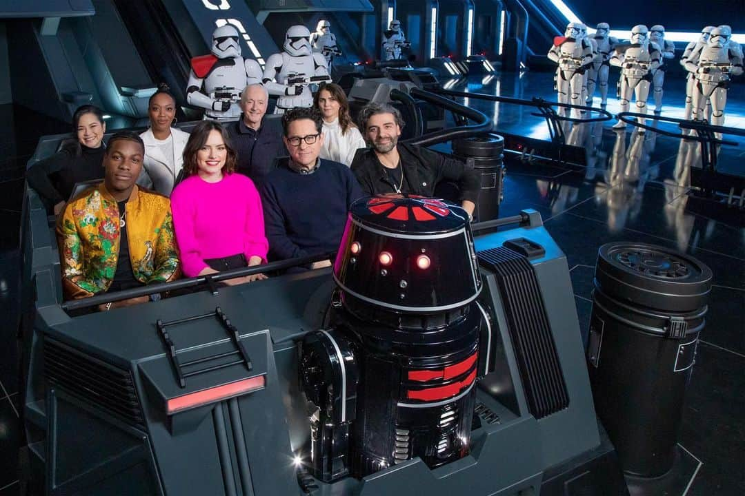 Disneyさんのインスタグラム写真 - (DisneyInstagram)「Most impressive! The cast & crew of @starwars: #TheRiseOfSkywalker got a first-look at Star Wars: #RiseOfTheResistance in Star Wars: #GalaxysEdge at @disneyland. The attraction opens December 5 at @waltdisneyworld and January 17 at @disneyland. See Star Wars: The Rise of Skywalker in theaters December 20!」12月5日 8時02分 - disney