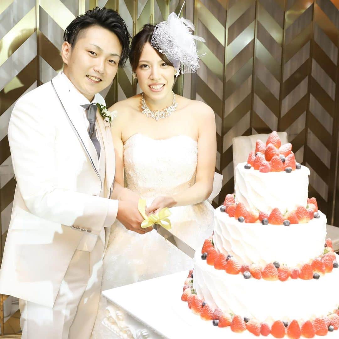 ホテルモントレ ラ・スール大阪ウエディングのインスタグラム：「@lasoeurosaka_wedding ケーキ入刀♡🎂 みんなのシャッターチャンス♡ . . . #モントレ花嫁 #ホテルモントレラスール大阪  #モントレウェディング #モントレ #モントレラスール大阪 . . #dressy花嫁  #marry花嫁  #プレ花嫁 #卒花嫁 #全国の花嫁さんと繋がりたい  #weddingdress #takamibridal  #wedding #結婚式 #ホテル」