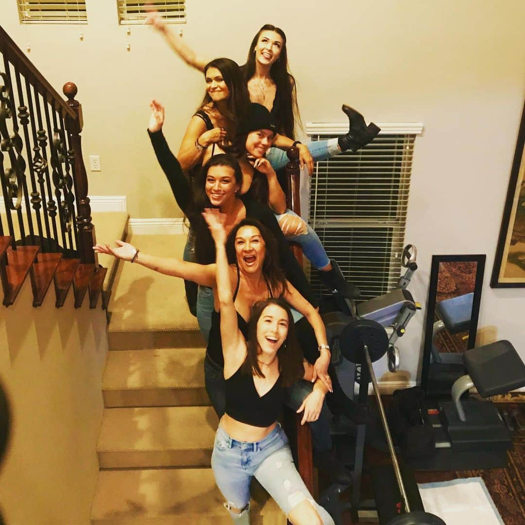 ニア・ピープルズさんのインスタグラム写真 - (ニア・ピープルズInstagram)「When the Peeples girls get together... craziness ensues. Now that we’re all over 21: a country bar??? #21 #woman #family #love #girlsnightout」12月5日 8時05分 - niapeeples