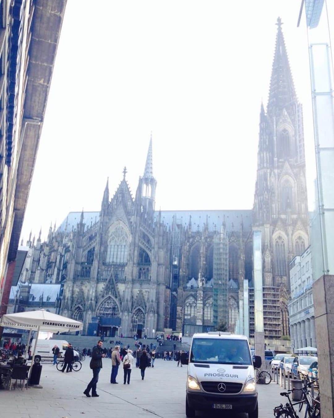 日下裕江さんのインスタグラム写真 - (日下裕江Instagram)「個人的にサグラダファミリアより感動したドイツのケルン大聖堂🥺✨ 立派に聳え立ってて感動したな💓  ヨーロッパ建築は歴史が偉大なり‼︎ またヨーロッパ旅行したい✨  #kölnerdom #colognecathedral #köln #germany #ケルン大聖堂 #ケルン #ドイツ」12月5日 8時07分 - hiroe___h