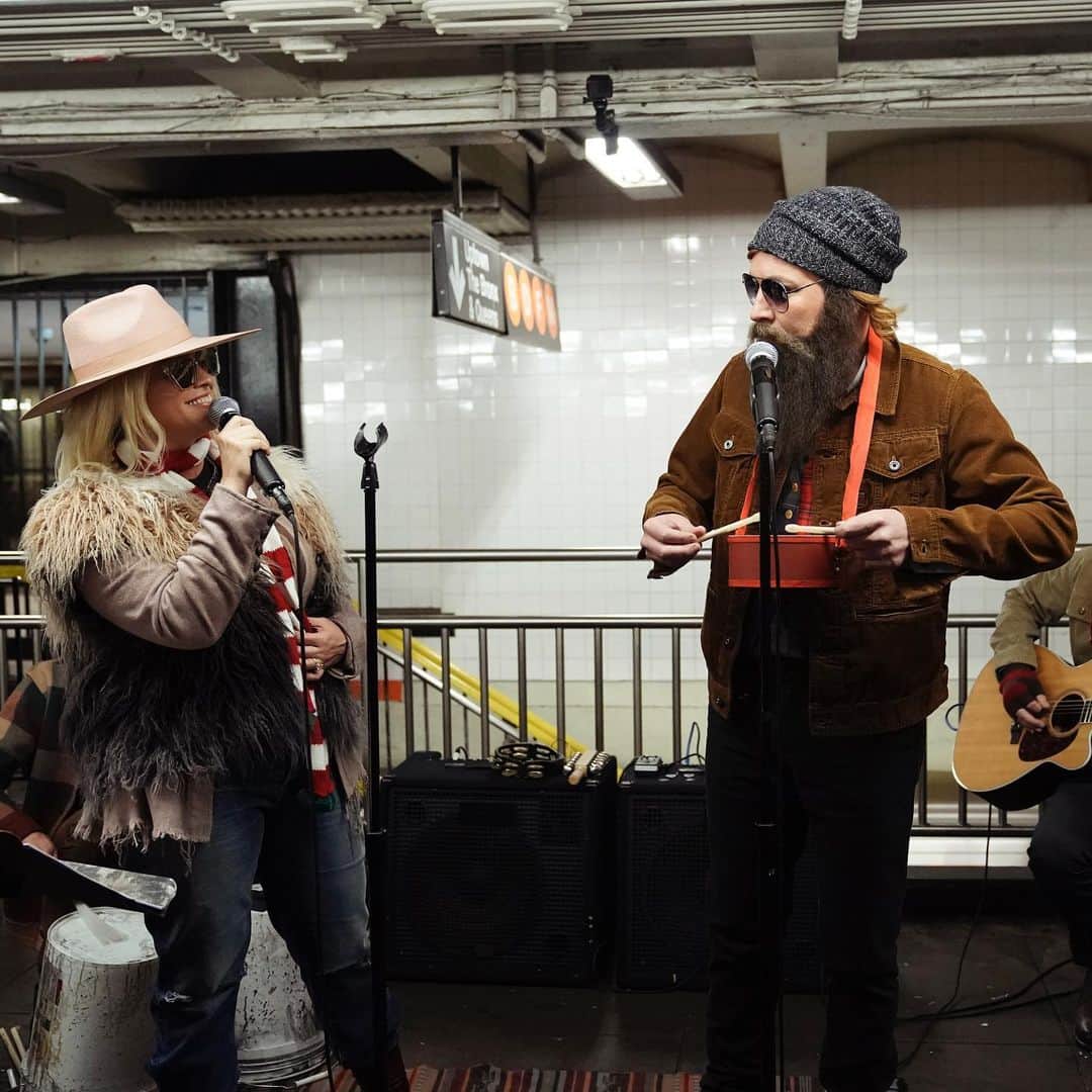 ジミー・ファロンさんのインスタグラム写真 - (ジミー・ファロンInstagram)「This is me and @alanis Morissette in the subway performing last night. Tune in tonight to see what we did. #FallonTonight」12月5日 8時07分 - jimmyfallon