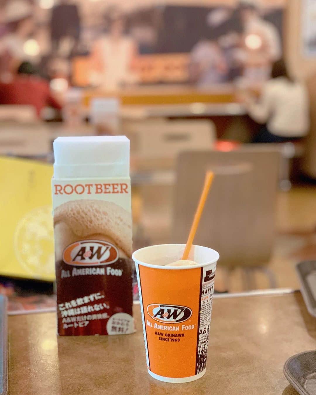 長嶺菜菜子のインスタグラム：「﻿ 沖縄といえば﻿ ﻿ ﻿ A﻿ &﻿ W﻿ ﻿ ﻿ これを沖縄では﻿ ﻿ ﻿ エ﻿ ン﻿ ダ﻿  I﻿ ﻿ ﻿ と呼ぶ☺️﻿ ﻿ ﻿ ルートビアが有名﻿ 薬草みたいな好き嫌いの分かれるやつ﻿ ﻿ ﻿ おかわり自由﻿ ﻿ ﻿ ドクターペッパーが好きな人はお試しあれ😚﻿ ﻿ ﻿ そんな沖縄のエンダーで﻿ 8月の東京のパーティーであったみよちゃん﻿ @wheelchair_traveler_miyo と﻿ 再会ヾ(*･∀︎･*)ﾉﾞ﻿ ﻿ ﻿ 車椅子で一人で世界一周🌏してきた強者😆❗️﻿ 書籍も出してて📚、なんでも挑戦する彼にすごい刺激を受ける🙌﻿ ﻿ ﻿ ★------------------------------------------------☆ ﻿ #沖縄人 #うちなんちゅ﻿ #沖縄出身 #八重歯 #でこっぱち﻿ #沖縄のファーストフード﻿ #A&W #エンダー﻿ #ルートビア ﻿ #沖縄おすすめカフェ @aw_okinawa」