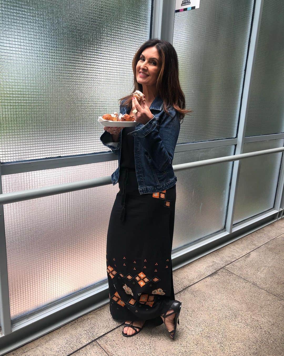 ファチマ・ベルナルデスのインスタグラム：「Só pra deixar registrado que a @anamaria16 prometeu e cumpriu. Os bolinhos de chuva de panetone estavam ma-ra-vi-lho-sos. Amei, Ana! Obrigada.」