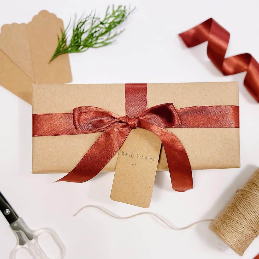 MUJI USAさんのインスタグラム写真 - (MUJI USAInstagram)「Make your holidays simple - get complimentary gift wrapping from @fountaingifts on all MUJI Gifts when shopping at MUJI Fifth Avenue and MUJI Hudson Yards. Available Saturdays throughout the month of December. ——————— *Must purchase $25 or more to be eligible. Limit 2 wrapped gifts per customer. 2pm - 6pm. #muji #mujiusa #MUJIHolidays」12月5日 8時13分 - mujiusa