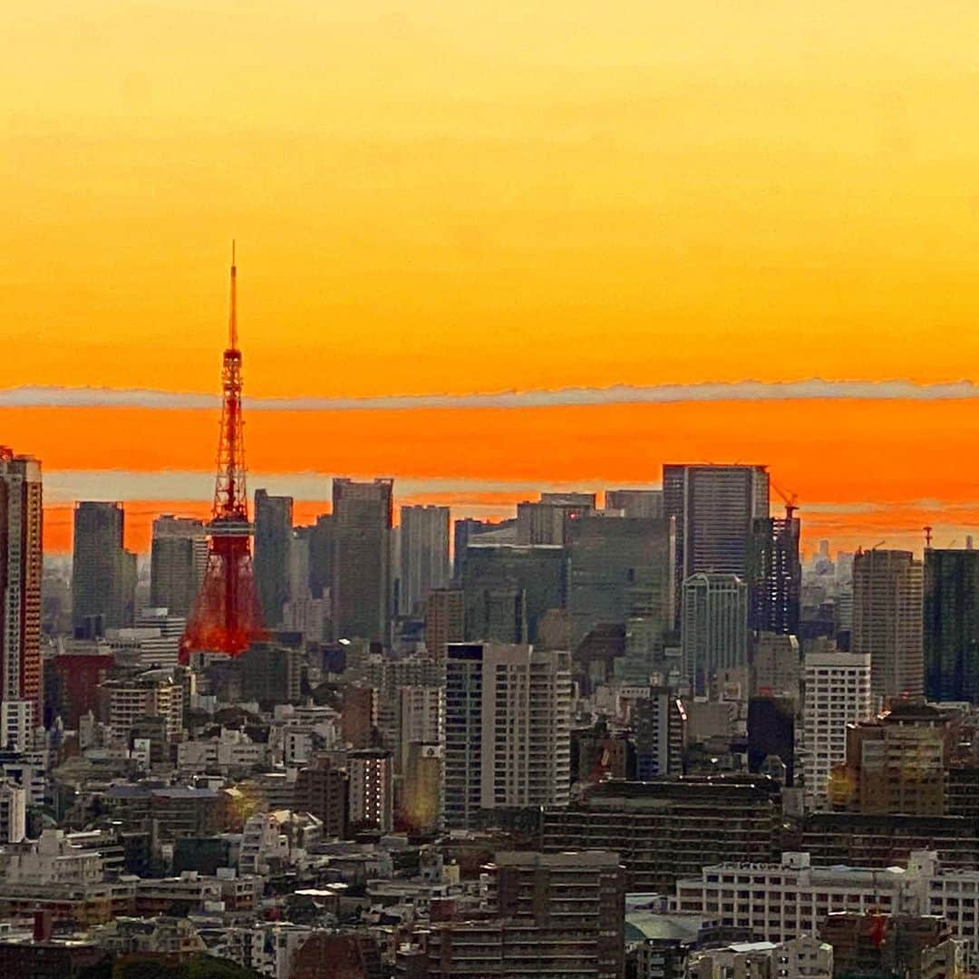 マキ・コニクソンさんのインスタグラム写真 - (マキ・コニクソンInstagram)「Good morning from Tokyo!  いよいよ日本最終日の朝！🇯🇵 今朝も朝焼けが綺麗だった東京の空。✨✨日本はインフルエンザが流行ってるみたいだね。全ては”健康第一”なのでくれぐれも気を付けて下さいね！今日も寒さに負けずハッピーな1日を過ごそうねー！😊✌🏼 #東京のおすそ分け🗼  #健康第一☝🏼」12月5日 8時14分 - makikonikson