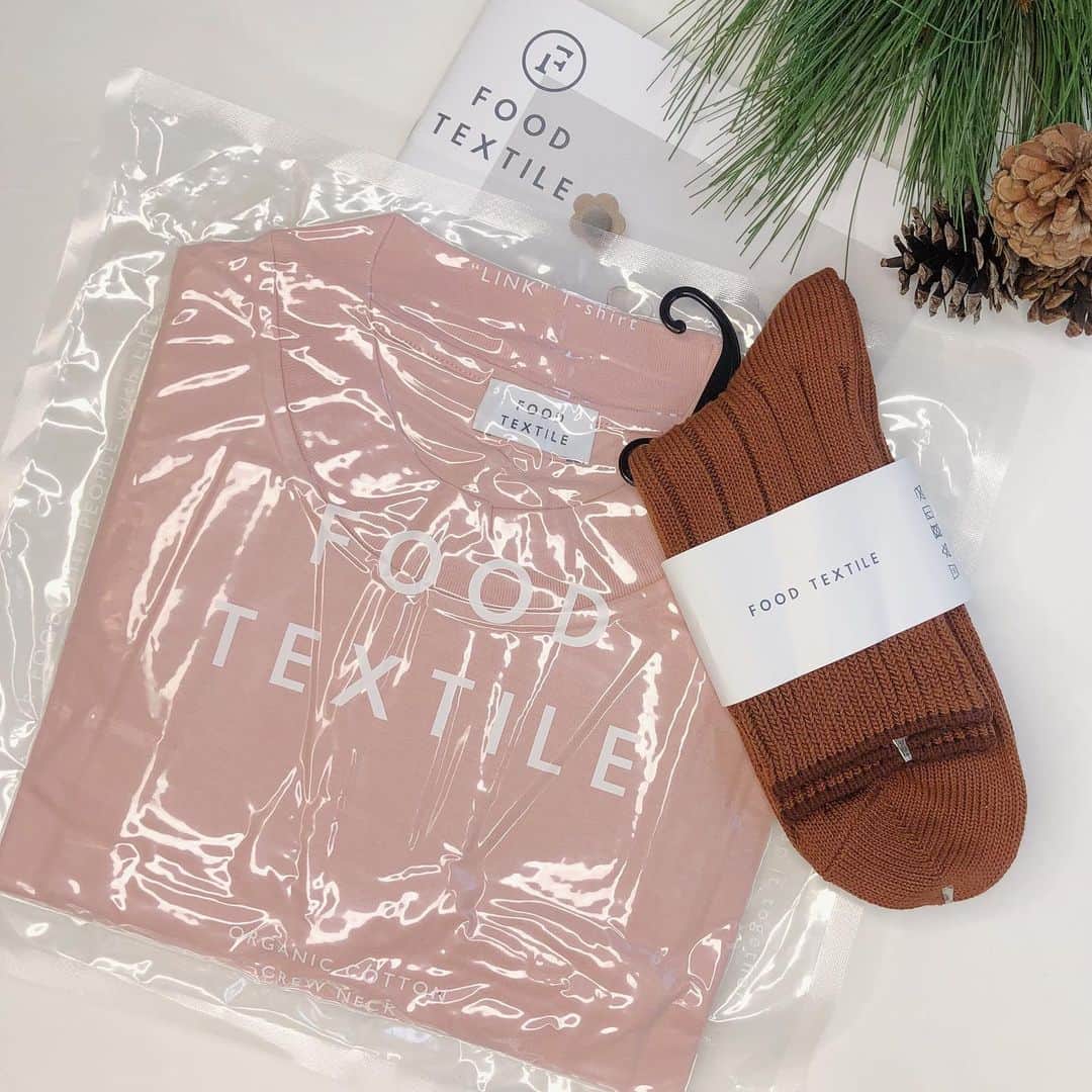 のインスタグラム：「Had to show the packaging for this because it’s too cool 😎 Everyone meet @foodtextile Based out of Japan👋🏼They turn food residue that would have otherwise been disposed 🗑 into dye for everyday fashion pieces 💕Colorings that come off of vegetables, coffee grinds and things is how they naturally do it all.  Did you know, each year textile industry produces about 80 billion garments. Mills can use up to 200tons of water per ton of dyed fabric which only produces 1400 pieces of clothing. Put it all together and roughly 17-20% of industrial water pollution is owed to fabric dyes and treatments. Some dyes don’t ever degrade in water. Others that do produce harmful substances as they decompose.  It always starts with baby steps, and here is one way to do it! 😎@foodtextileに紹介します！(パッケージを見せなければならなかった)👋🏼彼らはただ捨てられていくものをファッショナブルなものを染めています。野菜、コーヒーグラインド、など食品から出てくる色💕素敵じゃない。  ご存知の通り、繊維産業は毎年約800億個の衣料品を生産しています。ミルズは、1400の衣類のみs染めたりしているます。最大200トンの水を使用することができます。すべてをまとめて、工業用水汚染のおよそ17-20%は、生地染料や処理に負っています。それはベイビーステップで始まり、ここでそれを行うための一つの方法です! 是非フォローをしてサスティナブルに♥️💕　#sustainablefashion #sustainability #sustainableliving #fooddye #foodtextile #madeinjapan #japanese #japanfashion #colors #eco #ecofriendly」