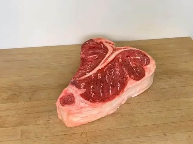 Paul Octaviousのインスタグラム：「🥩🍰 TBoneCake #📸 Creation by @lukevincentini  #cake #cakedecorating #cakedecorator #cakeart #fondant #baker #buttercream #sugarart #sugar #cuttingvideo #satisfying #painting #meat #tbonesteak」