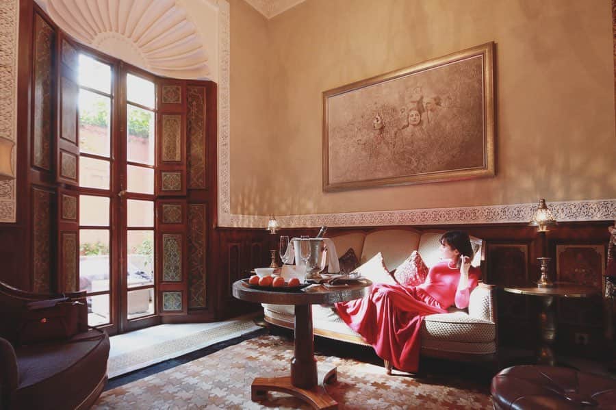 のインスタグラム：「Wellcome to my private riad👑🇲🇦 @royalmansour  @leadinghotelsoftheworld . . . . . 素敵過ぎて気絶しそうなロイヤルマンスールのお部屋👑🇲🇦3フロアにリビング、キッチン、ベッドルーム、2バスルーム、パティオとルーフトップバルコニー&プール(冬は温水！)、そしてバトラー専用の裏口待機場所まで✨ 全てが細部まで美しく、久々に度肝を抜かれました。レターセットまでゴールドの活版印刷でゲストの名前が✨ とことんお姫様気分を満喫できるので、カップルで来たらかなりロマンチックだろうと思います❤️ . . . . #royalmansour #royalmansourmarrakech #lhwtraveler #lhw #riad #luxuryhotel #marrakechtrip #marrakech #マラケシュ #モロッコ旅行 #旅好き #ホテル好き #leadinghotelsoftheworld」