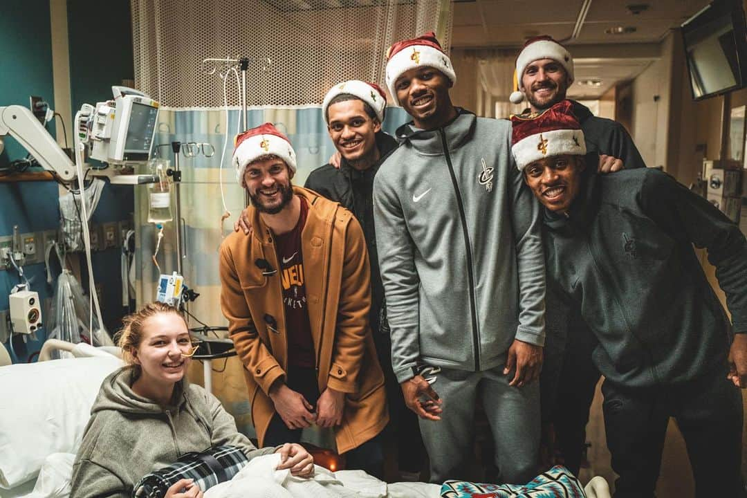 キャブスさんのインスタグラム写真 - (キャブスInstagram)「Making spirits bright ❤️ #CavsCare | @clevelandclinic」12月5日 8時26分 - cavs