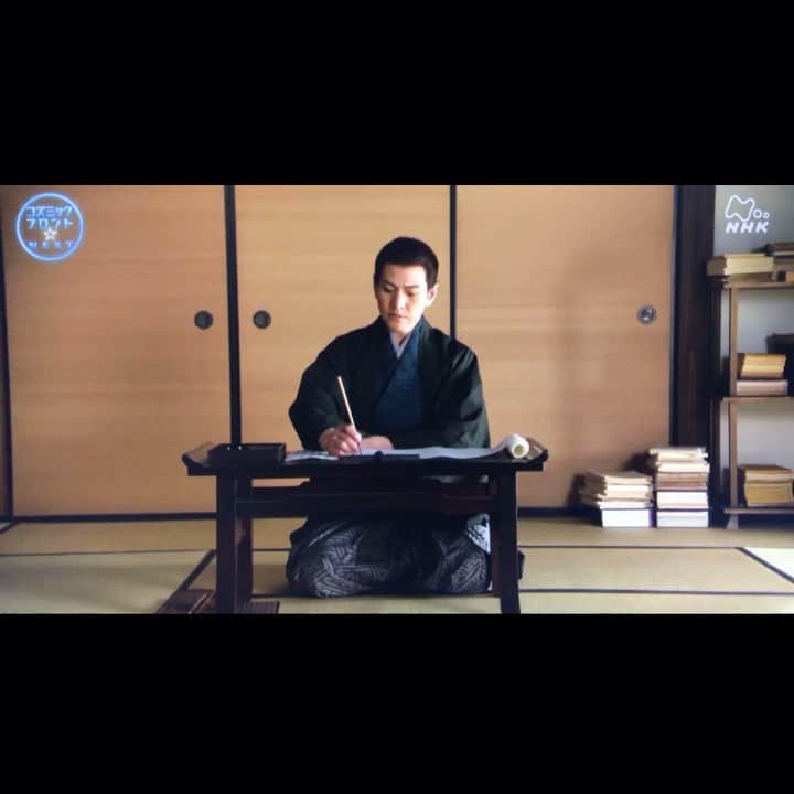 鈴木暁昇のインスタグラム：「* ◆日本の暦を作った男 渋川春海 * 前日放送された『日本の暦を作った男 渋川春海』で、渋川春海を演じる市瀬秀和様の手元吹替えをいたしました。 * 渋川春海はNHKオンデマンドで視聴できます。非常に興味深く、為になるドラマだと個人的に思います。 * 【ドラマの内容】 新天皇による一世一代の神事「大嘗祭」。実はこの日取り、江戸時代まで使われていた暦の決まりに従って定められております。 * その暦を作ったのが、渋川春海。本職は江戸幕府お抱えの囲碁棋士、天文暦学や算術にも通じていたまさに江戸の天文マニアです。執念で「改暦」を成し遂げ、日本天文学の先駆けとなりました。 * 渋川春海の半生と史上初めて「日本の暦」を作り上げた秘密に時代劇ドラマで迫っております。 * In a Japanese TV drama, I appeared as a substitute for the actor's hand.  The hand shown up in the video is my hand. * I'm sorry for poor English expression. *** *** *** *** *** *** ◆1月開講 鈴木曉昇通信基礎講座、リアル講座等、新規受講生募集中✨ * 詳しい内容はホームページに記載しております。申し込みはメッセージかホームページ問い合わせより受付致します。 * 🔎鈴木曉昇 🔎鈴木曉昇 書芸教室 * #書道 #鈴木曉昇 #和 #wabisabi #calligraphy #筆文字 #artistic #硬筆 #ペン字 #beautiful #chinesecalligraphy #japanesecalligraphy #墨 #sumi #書法 #japan #手書き #美文字 #手書きツイート #オリンピック #Olympic #japaneseculture #日本 #chineseculture #書道パフォーマンス」