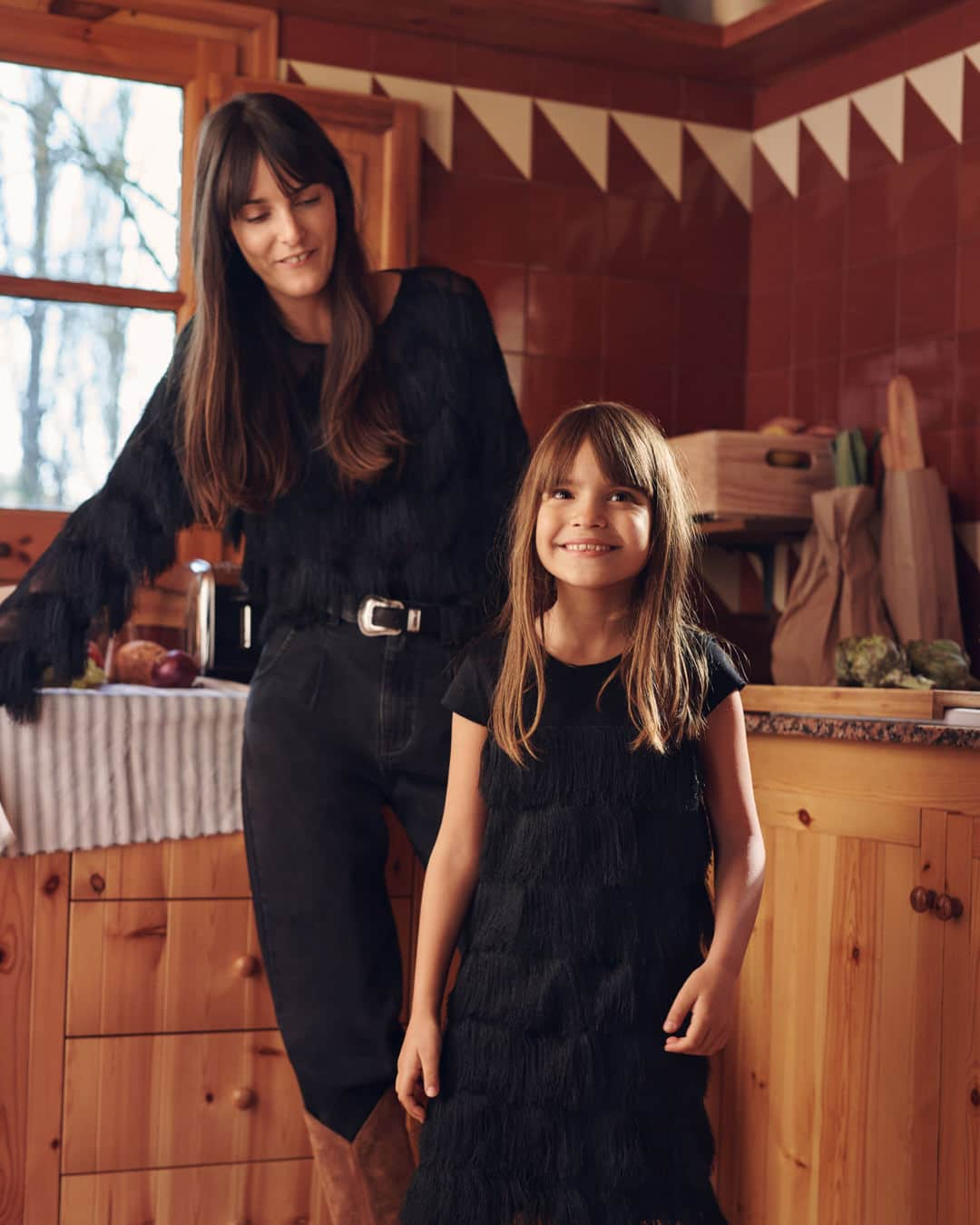 MANGOさんのインスタグラム写真 - (MANGOInstagram)「MINI ME | Shake it! Leia Sfez & her daughter India share style and moments in this festive winter adventure. Like here, where both wear the fringes styles, in a dress and a jumper version. Because if one outfit can say it all… imagine if you double it!  #MangoFW19 #Mango #MangoKids」12月5日 19時23分 - mango