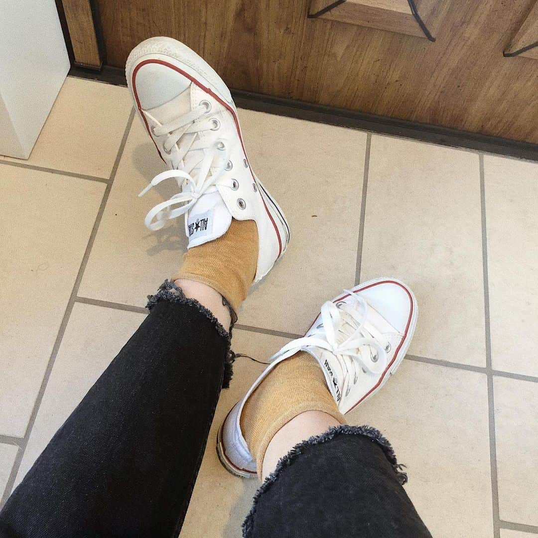 MiracleVellMagicのインスタグラム：「She wears high heels I wear sneakers 👟 スニーカーが好きだ！なんでかって、股関節を思いっきり伸ばしながら歩けるから。🥴 スニーカーの中でも特に私が愛するのは、Converseの白。どんな服にもどんな季節にも似合っちゃうんだから。汚れは目立ちやすいから、定期的にコインランドリーの靴用洗濯機and乾燥機でお手入れ。ずっとお供したい相棒だ！ . #converse #sneakers #whitesneakers #yellow #croppedjeans #コンバース #スニーカー #白スニーカー #クロップジーンズ」