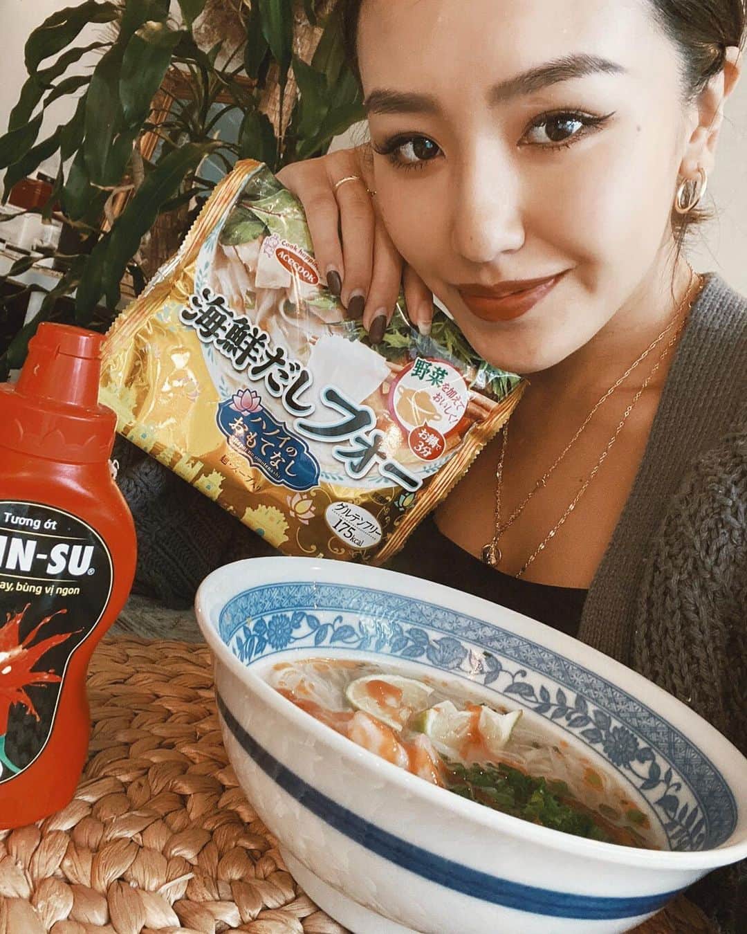 のインスタグラム：「. 6月に行ったベトナムでも毎日絶対食べていたフォー🇻🇳🍋 家でも簡単に本場の味を楽しめるエースコックのインスタントフォーをアレンジして彼のランチに作りました♡ . トッピング ・ネギ ・エビ ・ライム ・ベトナムで買ったチリソース . 美味しかったー🥰 ヘルシーだしグルテンフリーだから、なかなか毎食自炊が難しい忙しい女性たちにオススメです❤️ . @acecook_pho でアレンジレシピやベトナムの観光地も紹介しているので是非checkしてね〜♡ . #ACECOOK#エースコック#フォー#pr#vietnam#pho」