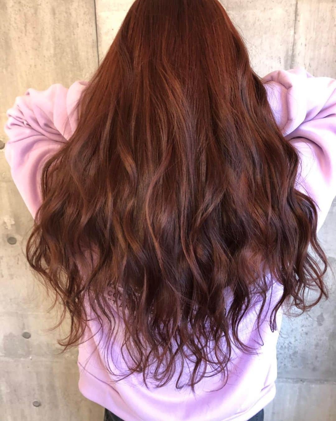 MANA（宮本茉奈）のインスタグラム：「これだからピンク系はやめられない🧠♥︎ . #ヘアカラー #インナーカラー #インナーカラーピンク #newhaircolor #全部の写真や動画 #加工なし #全頭カラー #ピンクブラウン #ブリーチ無し #ピンクベージュ #ピンクヘアー #ブリーチ」