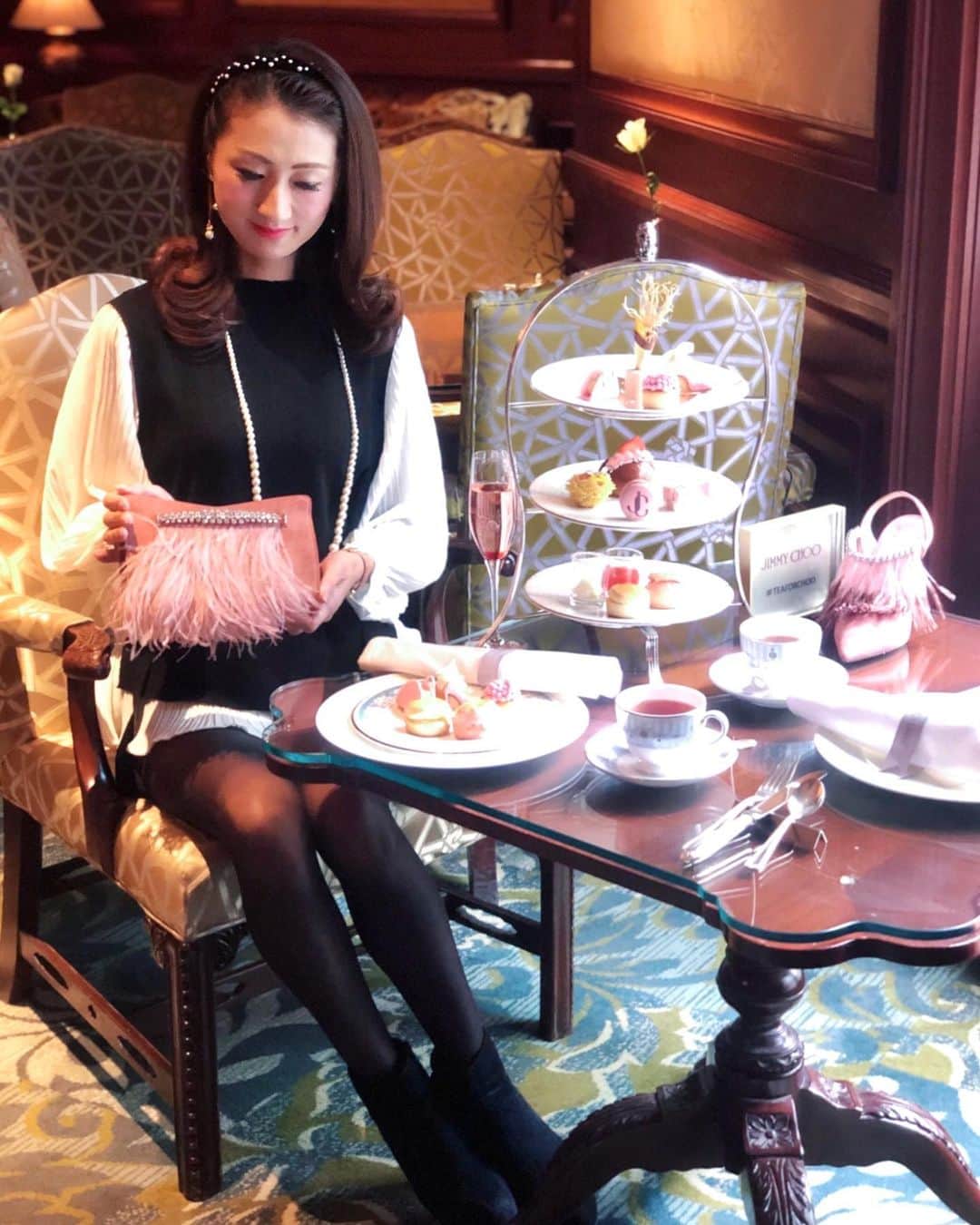 彩耶さんのインスタグラム写真 - (彩耶Instagram)「The Ritz Carlton Osaka ✖︎ JIMMY CHOO👠 ・ ・ ザ・リッツ・カールトン大阪 において開催中の " ジミーチュウ アフタヌーンティー "🍰 ・ ・ ロンドン発のラグジュアリーアクセサリーブランドJIMMY CHOO（ジミーチュウ）とのコラボレーションAfternoontea 🍰💕 ・ ・ ピンクカラーがとにかく可愛くて〜🙈💕 女子ならみんな、胸ときめくはずっ😍💕 『可愛い〜❤️』が溢れたアフタヌーンティーでした♡ ・ ・ 期間中、ハッシュタグ #teaforchoo を付けて " ジミーチュウ アフタヌーンティー "🍰 の投稿をすると、素敵なプレゼントが抽選で当たるそうですよ🎁💕 ・ ・ ・ ・ 皆さんも是非、ときめくアフタヌーンティーを 楽しんで下さいね🍰☕️💕 ・ ・ ・ #私のお気に入り❤️ #バームクーヘンチョコレートバッグ👜 #皆さんのお気に入りは❓😍 ・ ・ ・ ⭐︎⭐︎⭐︎⭐︎⭐︎⭐︎⭐︎⭐︎⭐︎⭐︎⭐︎⭐︎⭐︎⭐︎⭐︎⭐︎⭐︎⭐︎⭐︎⭐︎⭐︎⭐︎⭐︎⭐︎⭐︎⭐︎⭐︎⭐︎⭐︎⭐︎ ・ " ジミーチュウ アフタヌーンティー " 期間  12/1 (日) 〜 2/29 (土) 場所  1階　ザ・ロビーラウンジ 電話　06-6343-7020 Webサイト https://www.ritz-carlton.co.jp/information/1586/ ・ ・ ・ #ザリッツカールトン大阪#リッツカールトン大阪 #theritzcarltonosaka #ritzcarltonosaka #ritzcarlton  #jimmychoo #ジミーチュウ #jimmychooafternoontea #afternoontea #アフタヌーンティー #可愛い #モデル#model#神戸#kobe#インスタグラム#インスタ#instagram#インフルエンサー」12月5日 19時21分 - 3aya11