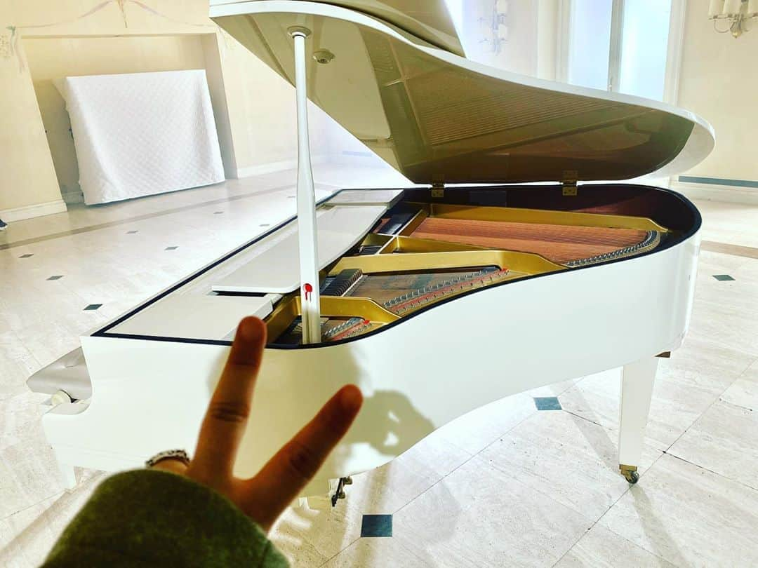 Shinnosukeさんのインスタグラム写真 - (ShinnosukeInstagram)「PIANO PIANO PIANO  #white #piano #acousticpiano #kawai #musicvideo #buzzvibes #魔術士オーフェン #オーフェン」12月5日 17時55分 - shinscapade