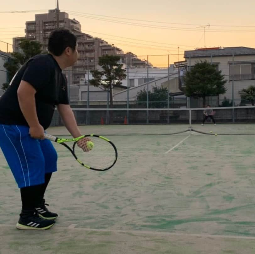 のりのインスタグラム：「I like to play tennis.  #テニス #テニス大好き #テニス初心者 #膝が痛い」