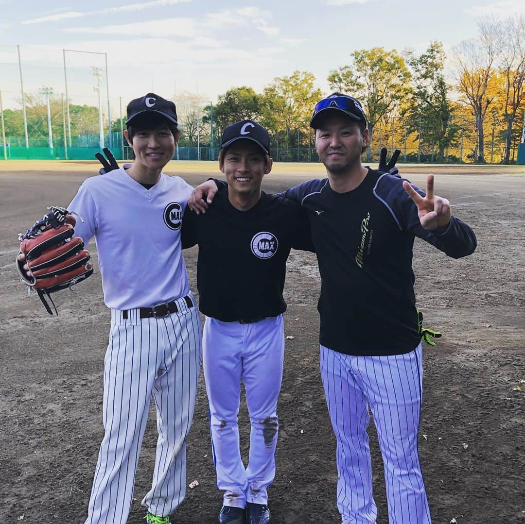 渡邊雄貴さんのインスタグラム写真 - (渡邊雄貴Instagram)「初の草野球 クビ3人組#山下峻#寺田光輝 2戦2敗６打数0安打1人で７個もアウトになった。 打席より多いやないかい… この動画はリクエストしたらホームランだったと思う。 場外まで飛んだ。満足。うん満足。楽しかった☺️ 寺さんは７回完投3失点やまピーも売ってなかったけど四球多めやった。 #横浜DeNAベイスターズ#草野球#元プロ#横浜#関内#BAR#fortyfour」12月5日 17時52分 - nabeyu44