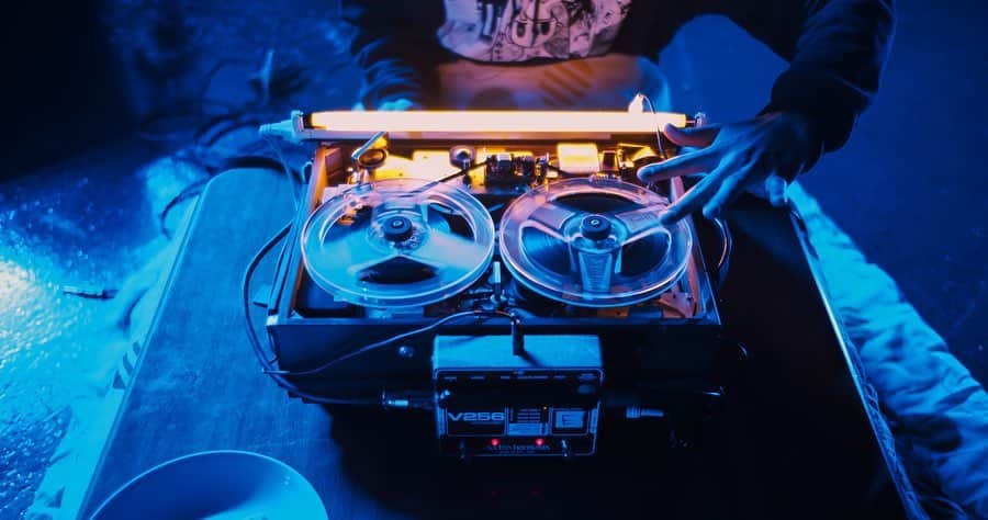 Open Reel Ensembleのインスタグラム：「✇____🎹﻿ ﻿ ✇_We played_✇﻿ Tape-Recordion﻿ ﻿ ─﻿ ﻿ ✇_演奏しました_✇﻿ テレコーディオン﻿ ﻿ ﻿ from ZUTOMAYO's MOGU MOGU TOUR at Zepp Tokyo﻿ ﻿ #openreelensemble #reeltoreel #tape #magnetikpunk  #ずっと真夜中でいいのに #潜潜ツアー #秋の味覚編」